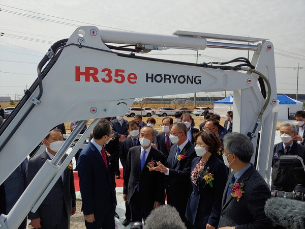 (2021.4.2.) 전기굴착기 양산공장 기공식 행사시 설명 청취