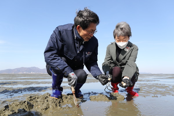 유기상 고창군수가 정재숙 전 문화재청장에게 고창갯벌을 설명하고 있다.