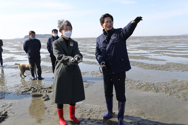 유기상 고창군수가 정재숙 전 문화재청장에게 고창갯벌을 설명하고 있다.