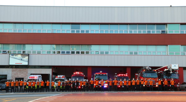 ▲추석을 맞아 안전사고 예방에 더욱 박차를 가하고 있는 전주덕진소방서 직원들