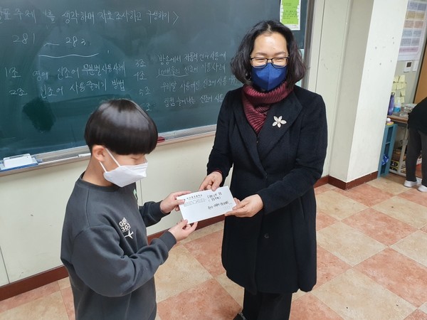 부안동초 5학년 2반 부안군에 이웃돕기 성금 전달 