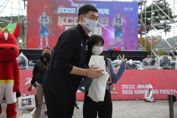 전주KCC 이지스 팬사인회에 참여한 관광객이 이승현 선수와 인증사진을 찍고 있는 모습