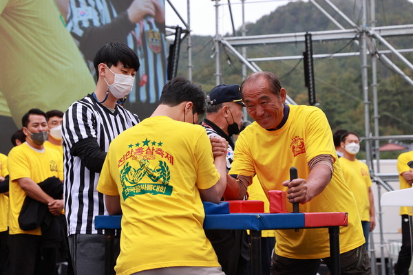 9일 전북 진안군 홍삼축제에서 열린 전국 홍삼 팔씨름대회에 130명이 참가한 가운데 60대 아저씨가 20대 청년과 팔씨름을 하고 있다