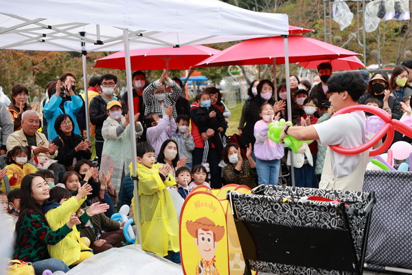 비가 와도 홍삼축제는 참을 수 없지! 9일 비가 오는 흐린 날씨에도 많은 관광객들이 홍삼축제장을 찾았다