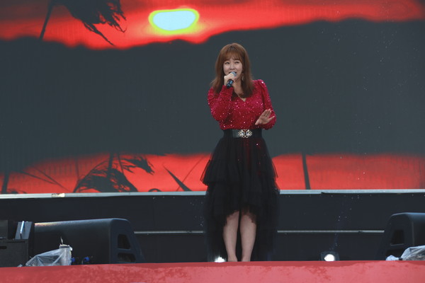 진안고원 뜨겁게 달군 트로트페스티벌. 열창하는 가수 금잔디