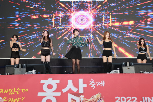 진안고원 뜨겁게 달군 트로트페스티벌. 섹시미 뽐내는 요요미