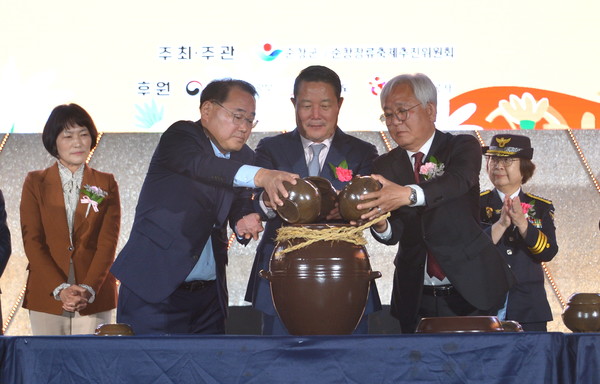 제17회 순창장류축제 11개 읍면에서 가져온 장을 장독대에 함께 넣고 있다 