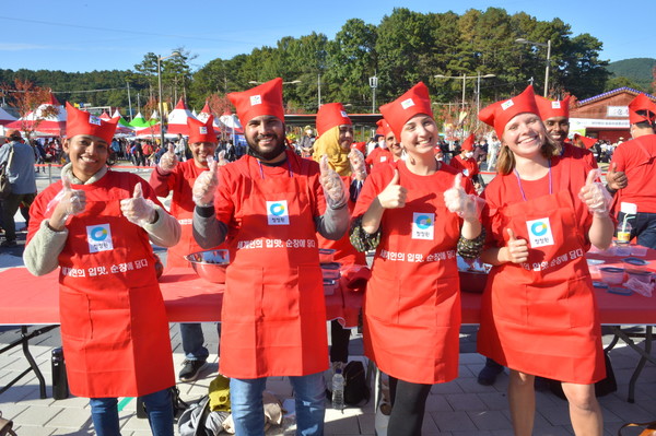 관광객들과 함께 순창고추장만들기