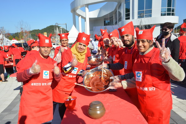 관광객들과 함께 순창고추장만들기