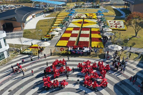 관광객들과 함께 순창고추장만들기