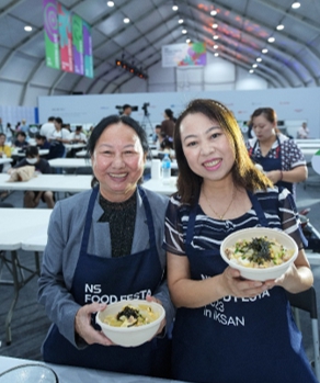 ▶사진=베트남 이주여성 웬티두엑 푸엉 씨는 3개월 일정으로 한국에 방문한 친정 어머니와 함께 이번 쿠킹클래스에 참가해 완성한 요리를 보이고 있다.
