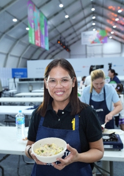 ▶사진=필리핀 이주여성 마릴린 씨가 ‘NS 푸드페스타 2023 in 익산’이 주최한 다문화가정을 위한 쿠킹클래스에서 완성한 닭고기덮밥을 보이며 환하게 웃고있다.