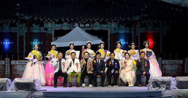 사진=사선녀 입상자, 양영두 사선문화제 위원장,한명규 JTV 전주방송사장,김병기 심사위원장 등 심사위원과 기념촬영