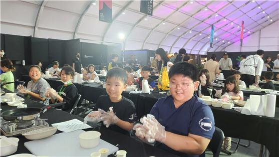 사진=27일 하림 퍼스트키친에서 개최된NS푸드페스타2024 in 익산의 쿠킹클래스에 참여한 어린이들이 하림 닭고기와 푸디버디 즉석밥을 활용한 요리를 하고 있다.