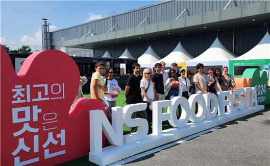 사진=27일 하림 퍼스트키친에서 개최된NS푸드페스타2024 in 익산을 찾은 외국인 관람객이 기념촬영을 하고 있다.