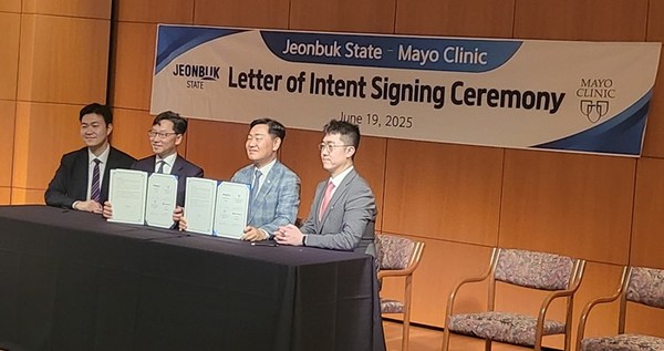 ▲사진=김관영 도지사가 미국 출장 중 메이오클리닉을 직접 방문해 협약을 체결하고 있다.