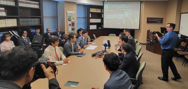 ▲사진=미국을 방문한 김관영 도지사가 메이오클리닉 켄달리 교수 등 대학 관계자와  대화를 나누고 있다.