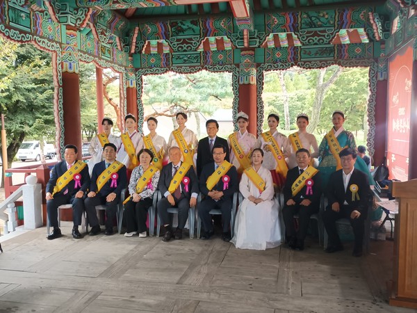 34회, 소충. 사선문화상 수상자 그리고 39회  사선녀 선발 전국대회 선발된 사선녀와 함께한 양 영두  사선문화제 위원장