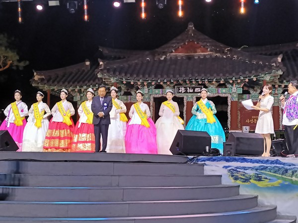 39회  사선녀 선발 전국대회에 선발된 사선녀와 함께한 양영두  사선문화제 위원장